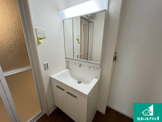 草津市上笠　第3期　新築一戸建ての独立洗面台|清潔感のある洗面台です。フラットな鏡は掃除がしやすく毎日清潔！鏡裏には収納があるのでスッキリとした洗面台が保てます。
