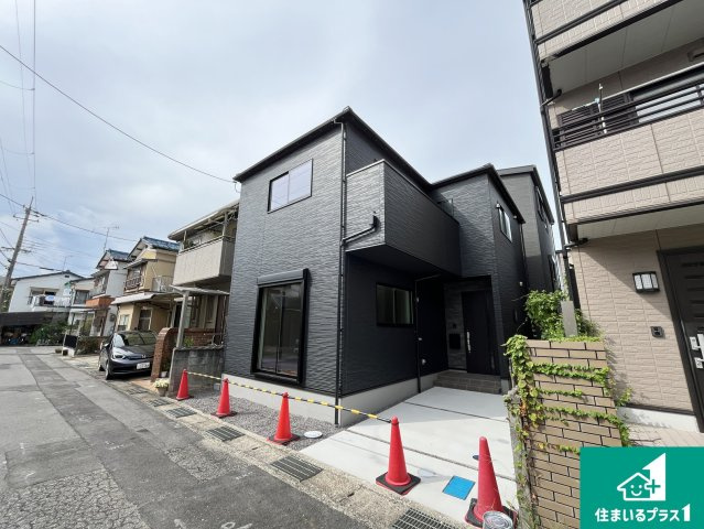 草津市上笠　第3期　新築一戸建ての前面道路含む現地写真|周辺は閑静な住宅街！前面道路広々で車の出し入れも便利です。駐車が苦手な方でも安心して車庫入れできます！