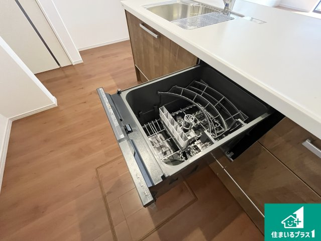 草津市上笠　第3期　新築一戸建てのその他|食事後の一仕事、食器洗いをボタン一つでお任せできちゃいます！場所を取らないビルトイン式なので、お料理スペースもしっかり確保！
