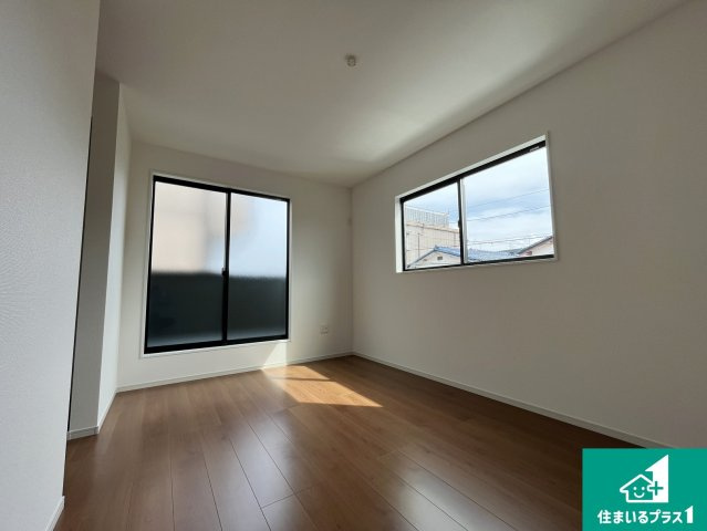 草津市上笠　第3期　新築一戸建ての洋室|寝室は心地よい眠りについてもらいたくて、シンプルかつ開放的な空間な設計にしています！大きな窓から差し込む日が心地いいです♪