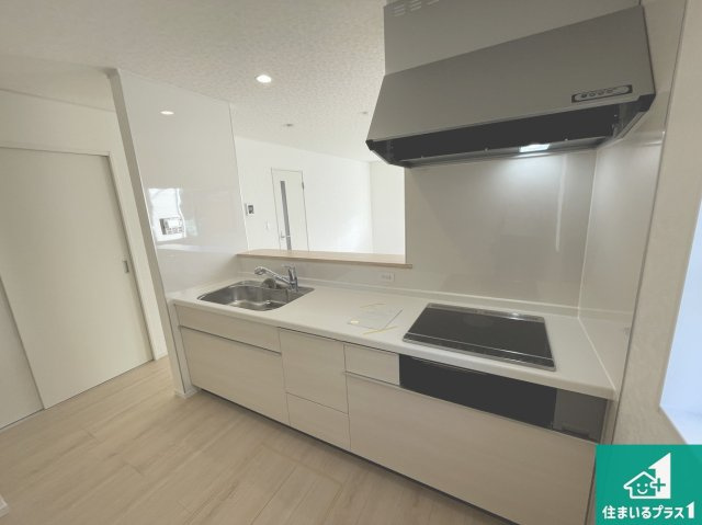 ★29(土)30(日)現地見学可能！★彦根市正法寺町　全3邸のキッチン|リビングと統一感があり、使い勝手のいいキッチン。広々としているので、二人並んで作業が出来ちゃいます。お子様と一緒に色々なお料理に挑戦できるスペースがあります。