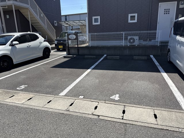 メゾン・ド・モンテヴァン Ｂ棟の駐車場
