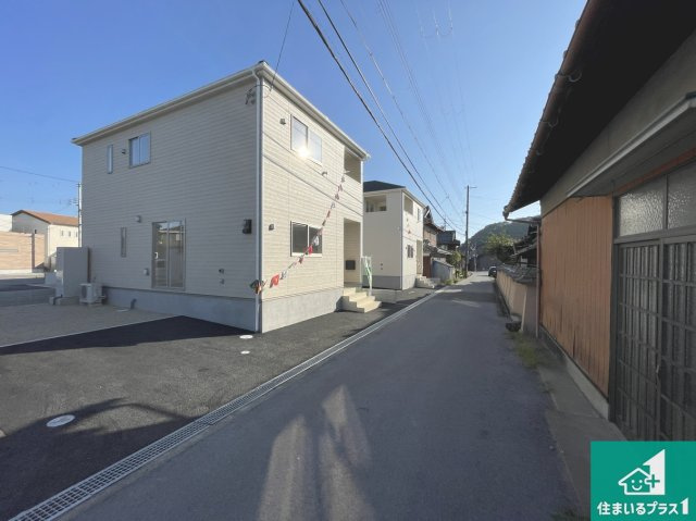 ★5(土)6(日)現地見学可能！★彦根市正法寺町　全3邸の前面道路含む現地写真|周辺は閑静な住宅街！前面道路広々で車の出し入れも便利です。駐車が苦手な方でも安心して車庫入れできます！