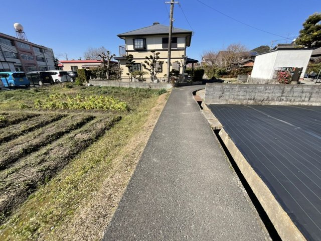 朝倉郡筑前町新町　売り土地の前面道路含む現地写真