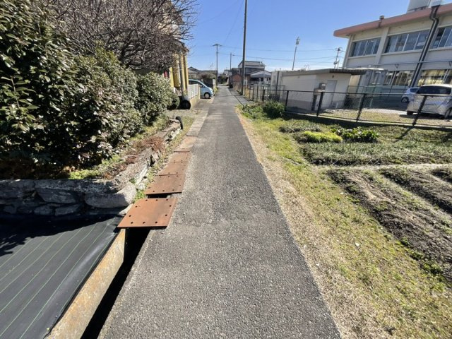 朝倉郡筑前町新町　売り土地の前面道路含む現地写真