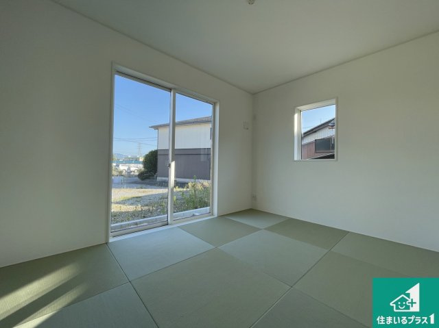 ★29(土)30(日)現地見学可能！★彦根市正法寺町　全3邸の和室|一室あると便利な和室は客間としてだけでなく、小さなお子様のプレイルームや食後のくつろぎスペースとしてもご利用いただけます。収納もついていますので大活躍間違いなし！