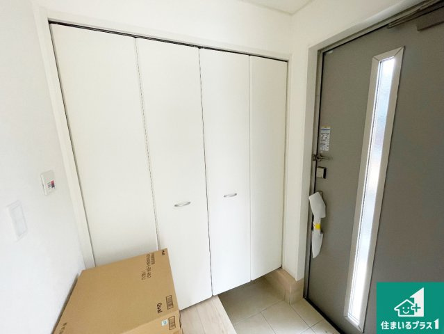 彦根市正法寺町　第1期　新築一戸建ての玄関|シューズボックスにはたくさんの靴が収納できるので玄関周りはいつもスッキリ！ご家族が増えても安心！