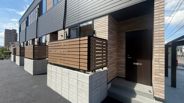 福山市松永町４丁目のアパートのエントランス