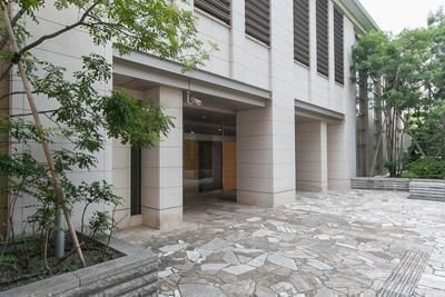 白金タワーのエントランス