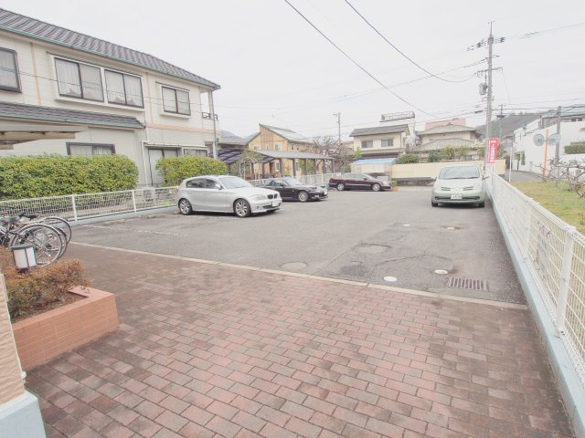 クィーンズコートの駐車場