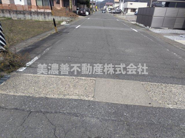 ６６７２２　岐阜市上土居土地の前面道路含む現地写真