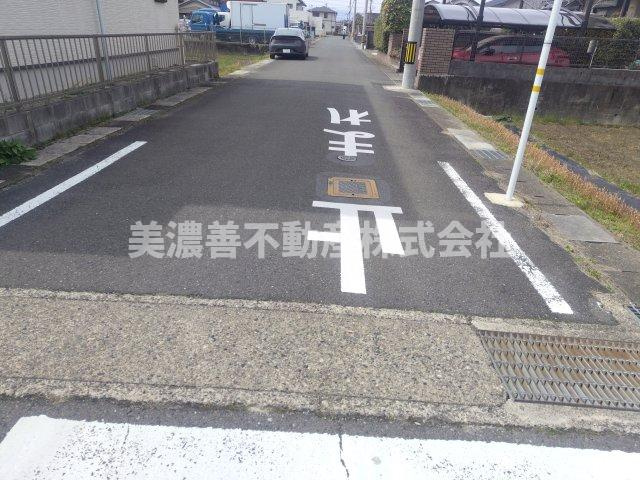 ６６７２２　岐阜市上土居土地の前面道路含む現地写真