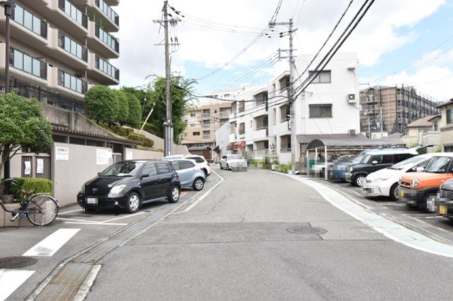 【駐車場】 | サンヴェール千里緑地公園 | 現在ご返済中のカーローン・カードローン・教育ローンなどを住宅ローンに一本化したり、家具家電購入費用・引越し費用を住宅ローンと組み合わせるなど、お客さまにメリットの多い住宅ローンのご提案が可能です。