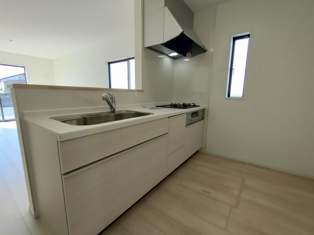 【Cradle Garden】　栃木市大平町西野田　第４　全4邸のキッチン|〇２号棟　キッチン〇
開放感のある対面式キッチン。お料理しながら家族の顔が見られる安心感。キッチンとダイニングが近く食事の用意や片づけが楽々♪
2026年3月撮影