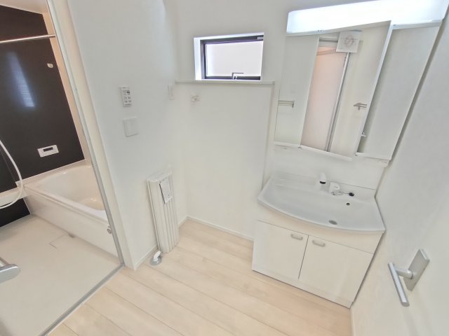 【Cradle Garden】　栃木市大平町西野田　第４　全4邸の独立洗面台|〇２号棟　洗面化粧台〇
明るい洗面脱衣室♪小窓があるので、換気もしっかりできます（＾＾）
2026年3月撮影