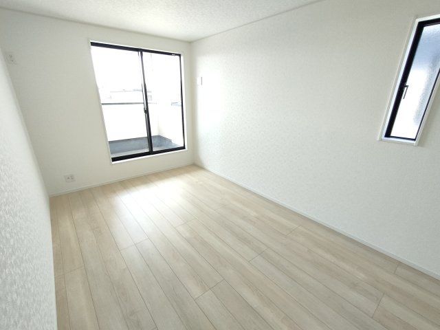 【Cradle Garden】　栃木市大平町西野田　第４　全4邸の洋室|〇２号棟　洋室　7.5帖〇
バルコニー面するクローゼット付き主寝室。バルコニーへ出入りすることが出来るのでお布団を干す際にとても便利です♪
2026年3月撮影