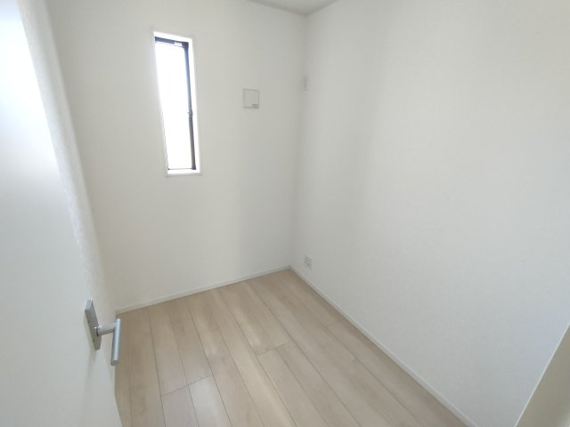 【Cradle Garden】　栃木市大平町西野田　第４　全4邸の収納|〇２号棟　2Fテレワークルーム2.5帖〇
在宅ワークが増えた方へ！デスクを置いて、集中してお仕事をすることができます。他にも、収納や趣味の部屋など様々な用途で使用できます♪
2026年3月撮影