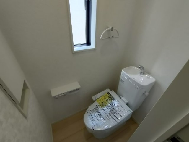 【Cradle Garden】　栃木市大平町西野田　第４　全4邸のトイレ|〇２号棟　トイレ〇
ウォシュレット付きトイレ。うれしい収納＆タオル掛け付き♪
2026年3月撮影