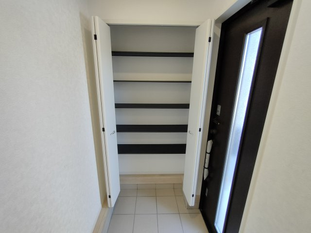 【Cradle Garden】　栃木市大平町西野田　第４　全4邸の玄関|〇２号棟　玄関〇
お家の顔にもなる明るい玄関。シューズクロークにご家族分の靴をしまうことができるので、いつでもスッキリ綺麗な玄関を保てます♪
2026年3月撮影