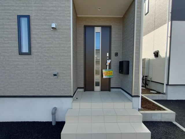 【Cradle Garden】　栃木市大平町西野田　第４　全4邸の玄関|〇２号棟　玄関〇
広々とした外の玄関では玄関前が屋根になっておりますので、降雨時も急ぐ必要がありません♪
2026年3月撮影