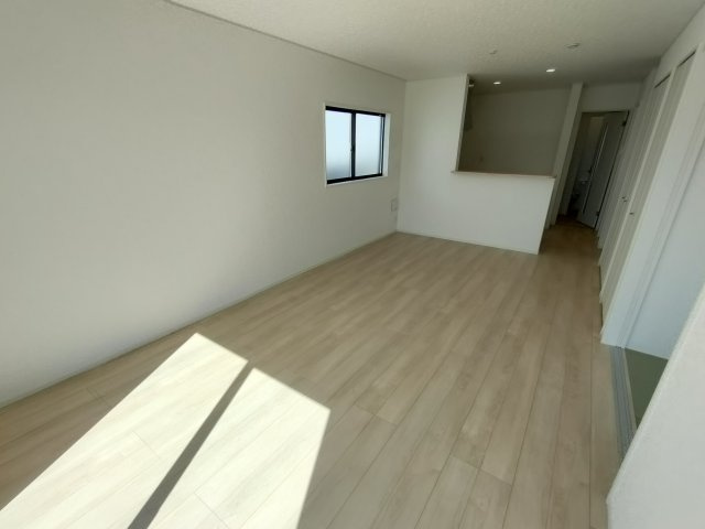 【Cradle Garden】　栃木市大平町西野田　第４　全4邸の居間・リビング|〇２号棟　リビング〇
奥行きのあるリビング。対面キッチンなので、家族との会話を楽しみながら料理を作ることができます♪
2026年3月撮影