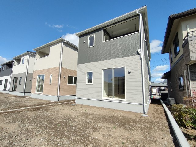 【Cradle Garden】　栃木市大平町西野田　第４　全4邸の外観|〇４号棟【4LDK+テレワークルーム+カースペース２台】
全棟南側の広庭♪ちょっとした家庭菜園や、素敵なガーデニングなどもＯＫ！
雨の日も安心インナーバルコニーのあるお家です（＾＾）
