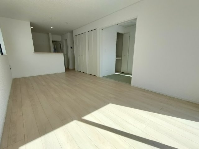 【Cradle Garden】　栃木市大平町西野田　第４　全4邸の居間・リビング|〇２号棟　LDK16帖〇
明るいリビング。続き間の和室と合わせると更に開放的な空間が広がります♪
2026年3月撮影