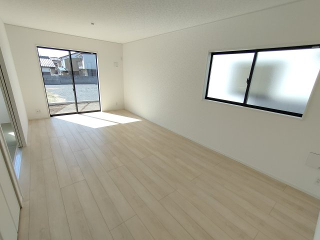 【Cradle Garden】　栃木市大平町西野田　第４　全4邸の居間・リビング|〇２号棟　リビング〇
落ち着きのある木目調のリビング。南面に窓がございますので太陽の光を反射し、室内を明るく保つことができます。
2026年3月撮影