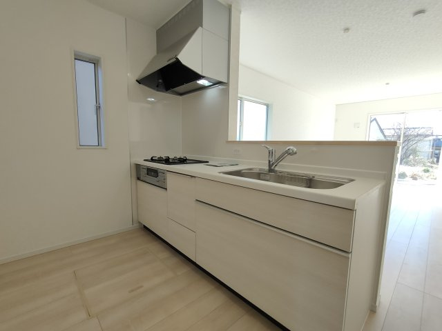 【Cradle Garden】　栃木市大平町西野田　第４　全4邸のキッチン|〇４号棟　キッチン〇
お料理をしながら、後片付けをしながら会話がはずむ対面キッチン。大容量スライド収納と床下収納完備で食器や保存食などを保管しておくことができます（＾＾）
2026年3月撮影