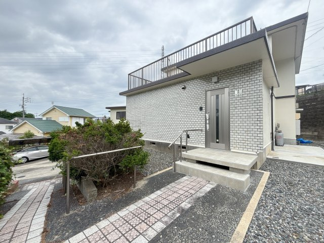 常滑市萱苅口貸家のエントランス