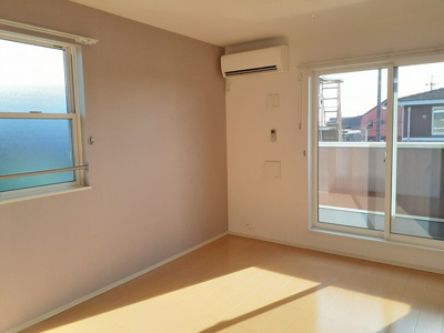 【居間・リビング】 | ソレイユ横島Ｂ | ゆったりとした居間です