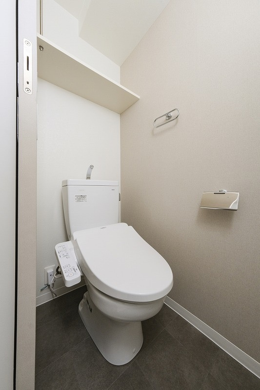 新品家具付きマンション西中洲8(KaGood福岡)のトイレ|ゆったりとした空間のトイレです