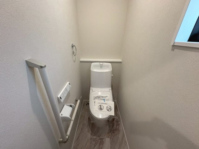 ダイマルタウン　羽島郡岐南町伏屋第８　全３区画分譲のトイレ|新素材「アクアセラミック」は、便器洗浄やお掃除をするたび汚物を浮かせて洗い流すのでお掃除楽々です。