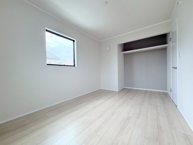 ダイマルタウン　羽島郡岐南町伏屋第８　全３区画分譲の洋室|全居室に大型収納を設置。窓ガラスは断熱性能や結露防止効果の高いLOW-E複層ガラスを採用しています。