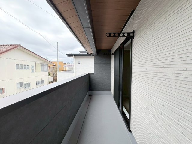 ダイマルタウン　羽島郡岐南町伏屋第８　全３区画分譲のバルコニー|バルコニーは南向きで洗濯物もよく乾きます！強度と表面積硬度を持つFPRで防水しています。