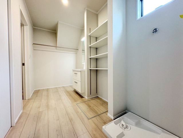 ダイマルタウン　羽島郡岐南町伏屋第８　全３区画分譲の設備|洗濯機の水漏れから床を守る防水パン付き。洗面台横には衣類を干せる物干しざおがあり、使い終わったバスタオルや洗濯後の衣類を一時的に干す場所として活躍します。
