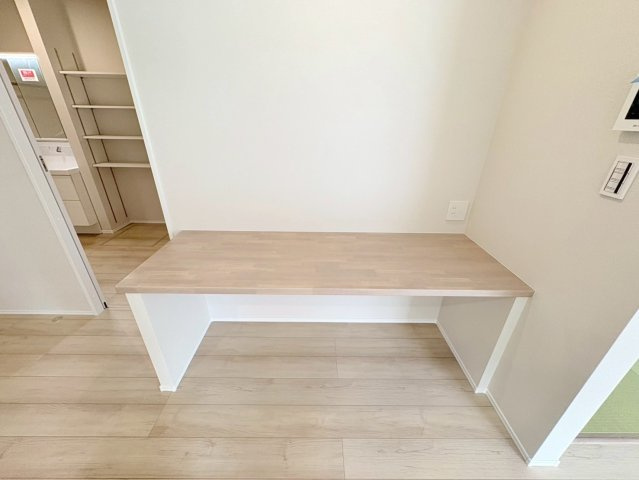 ダイマルタウン　羽島郡岐南町伏屋第８　全３区画分譲の設備|リビング横にはカウンターを設置。お子様の勉強場所や、仕事用バックを置く場所など様々な用途に使えます。