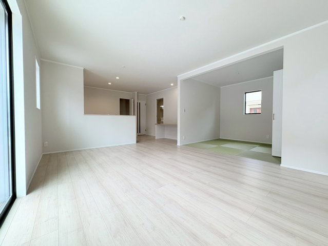 ダイマルタウン　羽島郡岐南町伏屋第８　全３区画分譲の居間・リビング|シンプルで温かみのあるナチュラルテイストのリビングダイニング。広々設計でゆとりのある空間です。