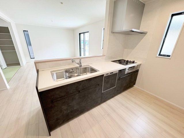 ダイマルタウン　羽島郡岐南町伏屋第８　全３区画分譲のキッチン|家事の時間短縮・節水にもなる食器洗い乾燥機付き。浄水器付き水栓で、いつでもきれいな水が使えます。　　