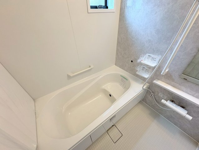 ダイマルタウン　羽島郡岐南町伏屋第８　全３区画分譲の浴室|高断熱浴槽の為、４時間後も湯温低下約2.3度と暖かさを保ちます。暖房乾燥機もあり快適に入浴できます。