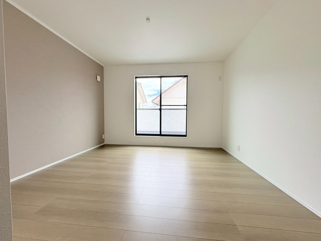 ダイマルタウン　羽島郡岐南町伏屋第８　全３区画分譲の寝室|全居室に大型収納を設置。高性能な断熱材で丸ごと覆った高気密・高断熱の家で、夏も冬も快適に過ごせます。