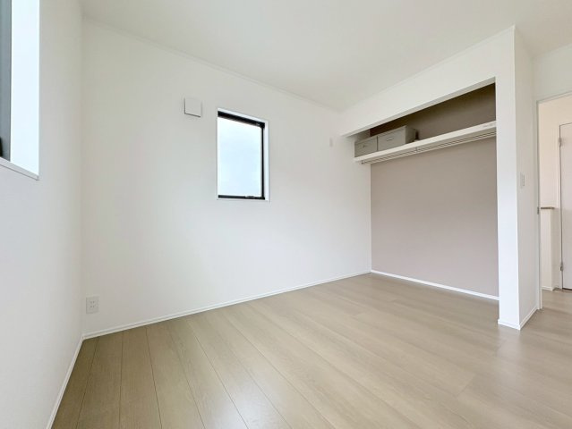 ダイマルタウン　羽島郡岐南町伏屋第８　全３区画分譲の洋室|全居室に大型収納を設置。窓ガラスは断熱性能や結露防止効果の高いLOW-E複層ガラスを採用しています。