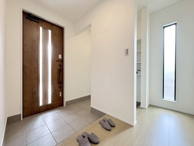 ダイマルタウン　羽島郡岐南町伏屋第８　全３区画分譲の玄関|シューズ収納付きで玄関周りもすっきり！玄関ドアからの光が玄関ホールを明るくしてくれます。