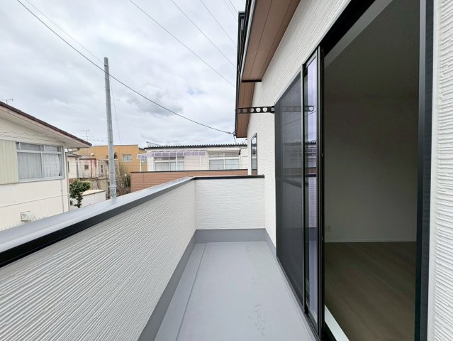 ダイマルタウン　羽島郡岐南町伏屋第８　全３区画分譲のバルコニー|バルコニーは南向きで洗濯物もよく乾きます！強度と表面積硬度を持つFPRで防水しています。