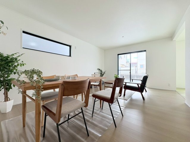 ダイマルタウン　羽島郡岐南町伏屋第８　全３区画分譲の居間・リビング|シンプルで温かみのあるナチュラルテイストのリビングダイニング。広々設計でゆとりのある空間です。