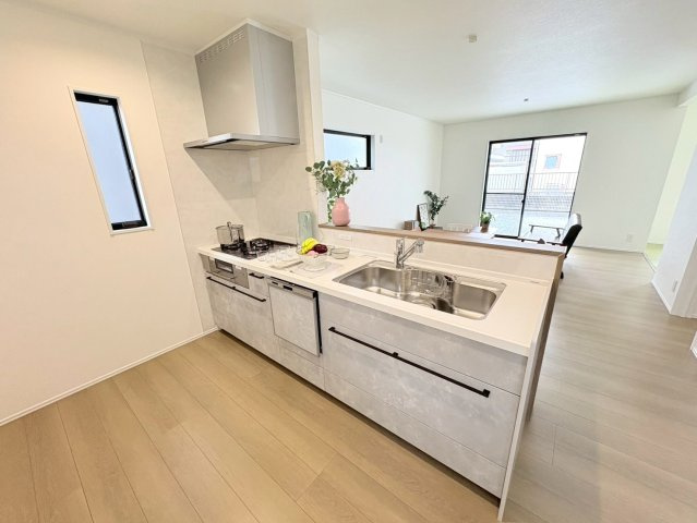 ダイマルタウン　羽島郡岐南町伏屋第８　全３区画分譲のキッチン|家事の時間短縮・節水にもなる食器洗い乾燥機付き。浄水器付き水栓で、いつでもきれいな水が使えます。　　