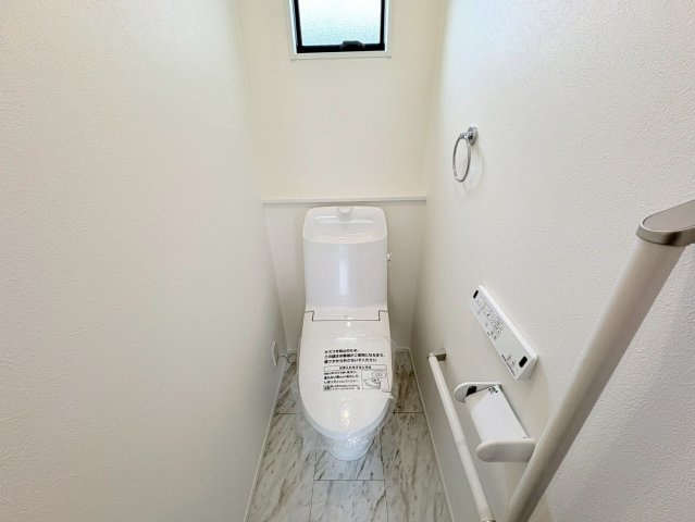 ダイマルタウン　羽島郡岐南町伏屋第８　全３区画分譲のトイレ|新素材「アクアセラミック」は、便器洗浄やお掃除をするたび汚物を浮かせて洗い流すのでお掃除楽々です。