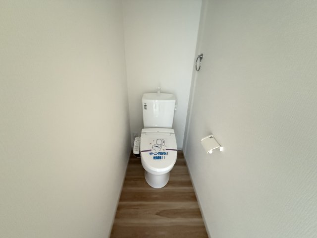 アーバンスタイル前橋下新田町1期　1号棟のトイレ|1階トイレです。清潔感のある白を基調としています。
温水洗浄・便座暖房機能の付いた快適なトイレです☆