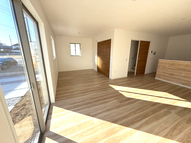 アーバンスタイル前橋下新田町1期　1号棟の居間・リビング|カウンターキッチンなのでお料理をしながら会話もできます。
夕食の支度をしながら、お子様の様子も見られて自然と会話も増えますよ♪
将来、二部屋に分割も可能です！