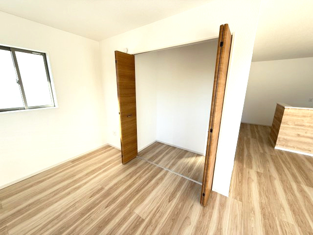 アーバンスタイル前橋下新田町1期　1号棟の収納|リビング収納もたっぷりついています！日用品の収納できてリビングもすっきり片付きますよ！